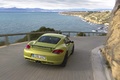 Porsche Cayman R vert 3/4 arrière droit travelling penché vue de haut