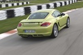 Porsche Cayman R vert 3/4 arrière droit travelling penché