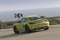 Porsche Cayman R vert 3/4 arrière gauche filé penché