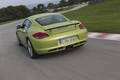 Porsche Cayman R vert 3/4 arrière gauche travelling penché