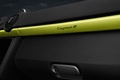 Porsche Cayman R vert logo tableau de bord