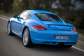 Porsche Cayman S bleu 3/4 arrière gauche travelling