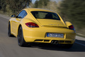 Porsche Cayman S jaune 3/4 arrière gauche travelling