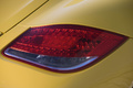 Porsche Cayman S jaune feux arrière droit