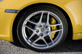 Porsche Cayman S jaune jante