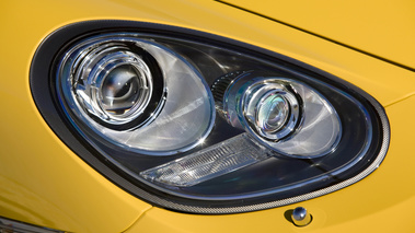 Porsche Cayman S jaune phare avant droit