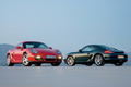 Porsche Cayman S vert 3/4 arrière gauche & rouge 3/4 avant droit