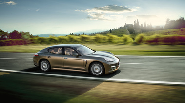 Porsche Panamera 4 - marron - profil, dynamique