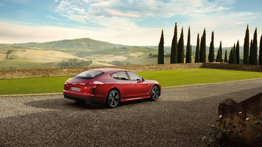 Porsche Panamera - rouge - 3/4 arrière droit