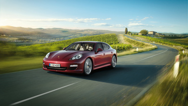 Porsche Panamera - rouge - 3/4 avant gauche, dynamique