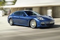 Porsche Panamera S Hybride bleu 3/4 avant droit travelling
