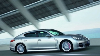 Porsche Panamera Turbo Grise Profil