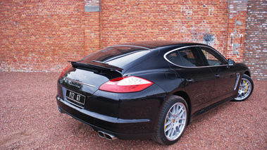 Porsche Panamera Turbo noir Courtrai 3/4 arrière droit