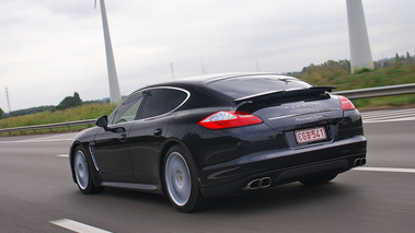 Porsche Panamera Turbo noir Courtrai 3/4 arrière gauche travelling