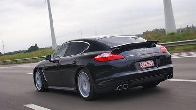 Porsche Panamera Turbo noir Courtrai 3/4 arrière gauche travelling