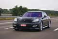 Porsche Panamera Turbo noir Courtrai 3/4 avant gauche travelling 2