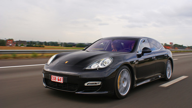 Porsche Panamera Turbo noir Courtrai 3/4 avant gauche travelling 3