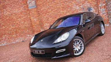 Porsche Panamera Turbo noir Courtrai 3/4 avant gauche