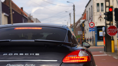 Porsche Panamera Turbo noir Courtrai feu rouge