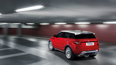 Range Rover Evoque 5 portes - rouge - 3/4 arrière gauche, dynamique