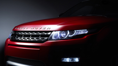 Range Rover Evoque 5 portes - rouge - détail, avant