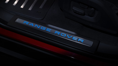 Range Rover Evoque 5 portes - rouge - seuils de portes