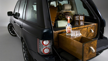 Range Rover Holland&Holland by Overfinch 3/4 arrière droit coffre ouvert et vodka 