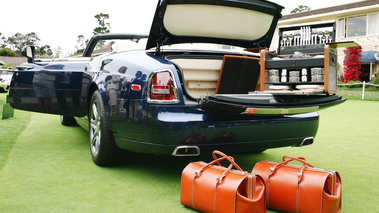 Rolls-Royce Drophead Coupe Pebble Beach - 3/4 arrière, coffre ouvert +  accessoires