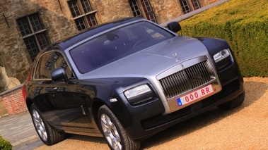 Rolls Royce Ghost grise 3/4 avant.