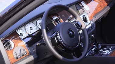 Rolls Royce Ghost grise console centrale vue extérieure. 