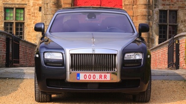 Rolls Royce Ghost grise face avant.