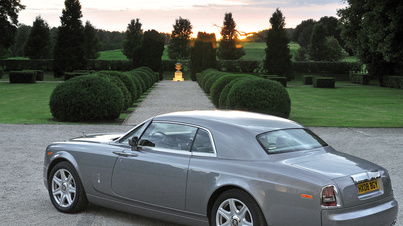 Rolls Royce Phantom Coupe gris 3/4 arrière gauche debout