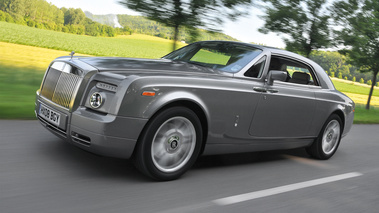 Rolls Royce Phantom Coupe gris 3/4 avant gauche travelling penché