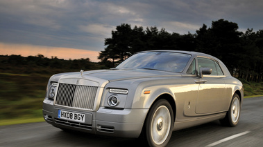 Rolls Royce Phantom Coupe gris 3/4 avant gauche travelling