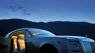 Rolls Royce Phantom Coupe gris ciel de toit