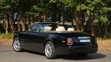 Rolls Royce Phantom Drophead Coupe noir 3/4 arrière gauche travelling 3