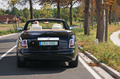 Rolls Royce Phantom Drophead Coupe noir face arrière travelling