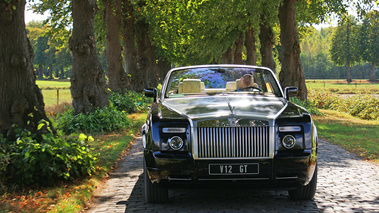 Rolls Royce Phantom Drophead Coupe noir face avant travelling