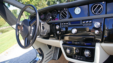 Rolls Royce Phantom Drophead Coupe noir intérieur