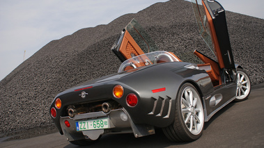 Spyker C8 Spyder anthracite Anvers charbon 3/4 arrière droit penché portes ouvertes