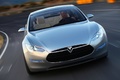 Tesla Model S gris face avant travelling penché