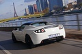 Tesla Roadster Sport blanc 3/4 arrière gauche travelling penché