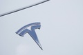 Tesla Roadster Sport blanc logo capot 2