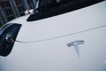 Tesla Roadster Sport blanc logo capot