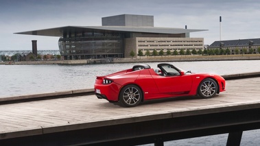 Tesla Roadster Sport rouge 3/4 arrière droit penché