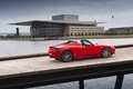 Tesla Roadster Sport rouge 3/4 arrière droit penché