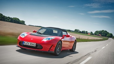 Tesla Roadster Sport rouge 3/4 avant gauche travelling penché