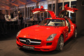 Mercedes SLS AMG rouge 3/4 avant gauche portes ouvertes 2