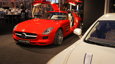 Mercedes SLS AMG rouge 3/4 avant gauche portes ouvertes