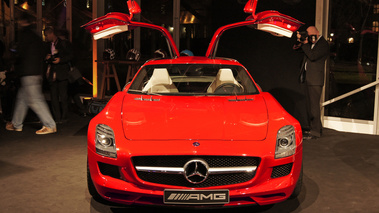Mercedes SLS AMG rouge face avant portes ouvertes